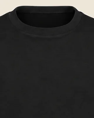 The 1x1 rib collar of the Tee 240 in Black, seen from the front.