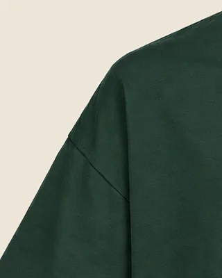 The dropped shoulder seam of the Tee 240 in Wild Green.